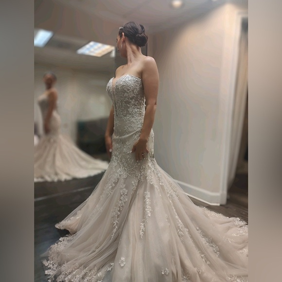 Maggie Sottero Lennon Wedding Gown - Picture 2 of 11